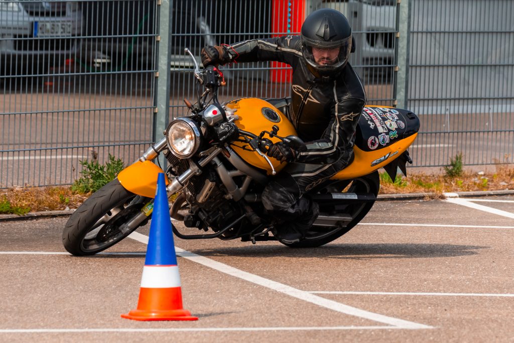 Sinsheim Moto Gymkhana Training Kurvenfahrt Schräglage